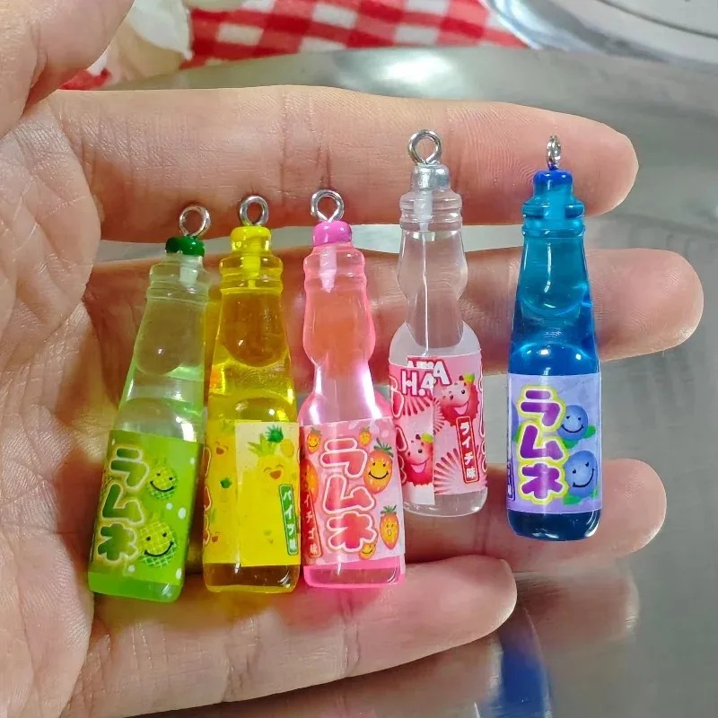 Resin Art Store - 10 Stück kleine Getränkeflaschen-Harzanhänger, Kawaii-Getränkeflaschen-Anhänger, DIY-Bastelzubehör